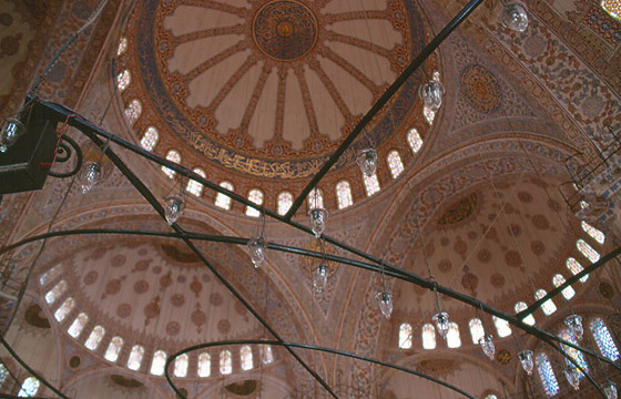 ISTANBUL - I soffitti a cupola della moschea Blu sono rivestiti con piastrelle in ceramica di Iznik 