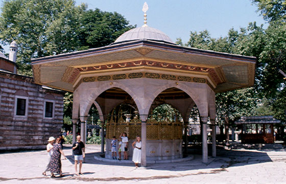 ISTANBUL - Santa Sofia - la fontana per le abluzioni nel cortile esterno