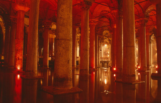 ISTANBUL - Yerebatan Saray - la sala è molto suggestiva grazie alle immagini delle colonne riflesse nelle ferme acque sottostanti 