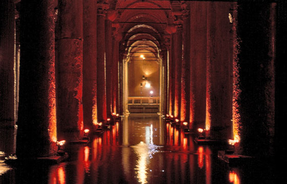 ISTANBUL - Yerebatan Saray - la grande sala, suddivisa in dodici file di ventotto colonne alte 8 metri, riflesse nelle ferme acque sottostanti