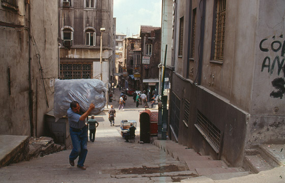 ISTANBUL - Quartiere di Beyoglu - strade con saliscendi animate da varie attività commerciali