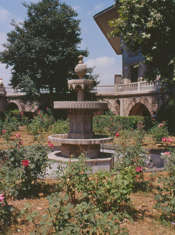 ISTANBUL - Topkapi - fontana nei giardini della quarta corte