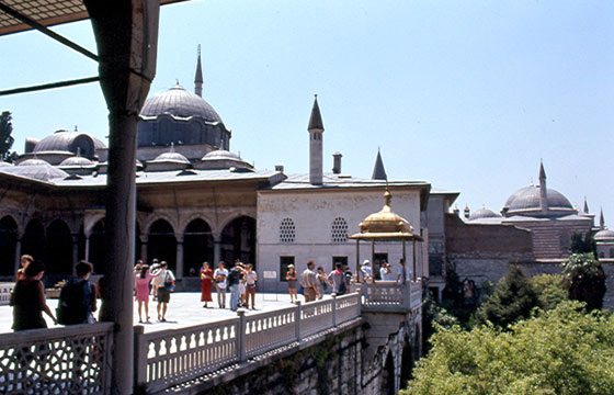 ISTANBUL - Topkapi - Vista della terrazza su cui si affaccia il Padiglione di Baghdad (alle spalle)