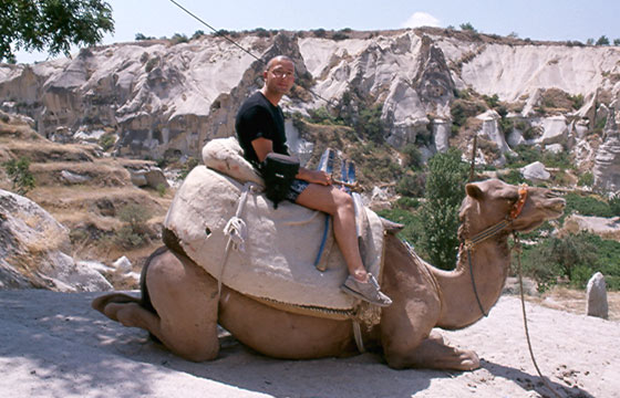 LA CAPPADOCIA - Francesco sul cammello e sullo sfondo un caratteristico paesaggio della Regione