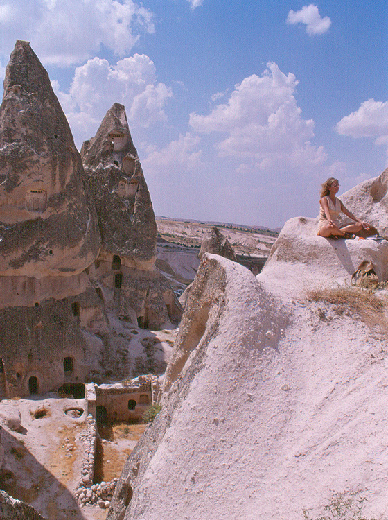LA CAPPADOCIA - Io in meditazione sulla rocca di Uchisar 
