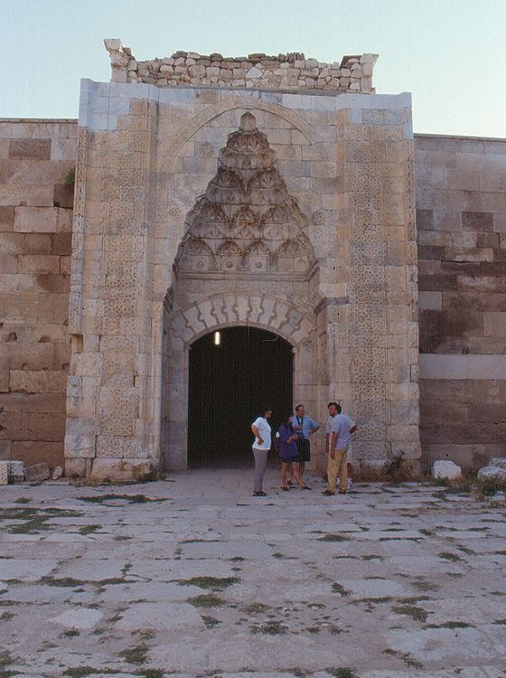 CAPPADOCIA - Caravanserraglio di Sulttanhani - particolare del portone d'ingresso con la caratteristica forma di decorazione tipica dell'arte turca