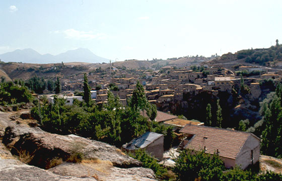 CAPPADOCIA - Valle di Ihlara (Peristrema) - il paese arroccato sulle pareti scoscese