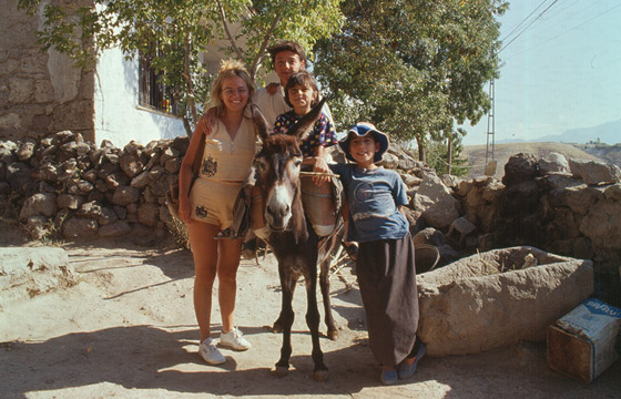 CAPPADOCIA - Valle di Ihlara (Peristrema) - io con asino e bimbi in posa per una foto 
