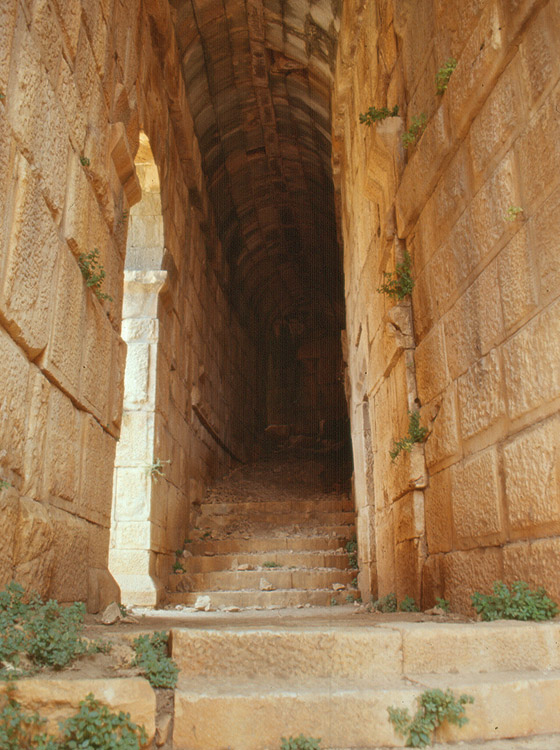 DEMRE - Lunghe gallerie a volta nell'edificio del teatro di epoca romana nei pressi della necropoli 
