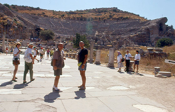 EFESO - Il teatro visto dalla via Arcadiana - Francesco con un amico europeo appassionato di archeologia