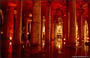 ISTANBUL. Yerebatan Saray - la sala è molto suggestiva grazie alle immagini delle colonne riflesse nelle ferme acque sottostanti 