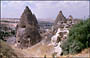 CAPPADOCIA. Le formazioni rocciose a forma di cono crivellate di aperture della città trogloditica di Uchisar