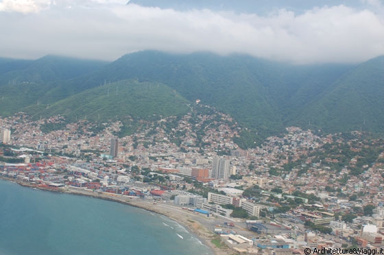 CARACAS - 'LA MAIQUETIA'  - Aeroporto 'La Maiquetia' sul mare e verso i monti i fatiscenti barrios. Al di là dei monti sorge Caracas