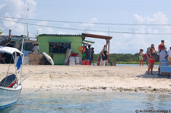 GRAN ROQUE - Il chiosco accanto allìOscar shop che noleggia attrezzature da snorkelling e le barche per le isole