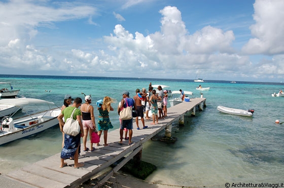 GRAN ROQUE - Sulla banchina i turisti attendono le barche per raggiungere le isole