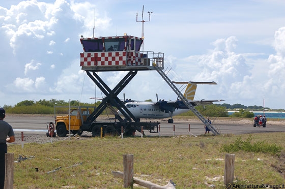 GRAN ROQUE - La caratteristica torre di controllo della pista di atterraggio degli aerei turistici visibile dal molo 