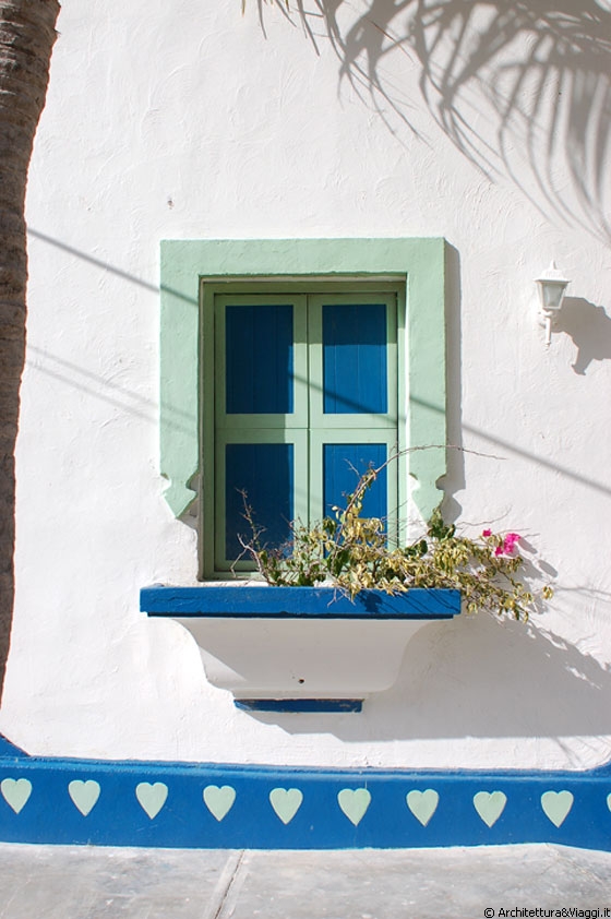 GRAN ROQUE - Una graziosa e variopinta finestra dai colori caraibici, risalta sulle pareti bianche di questo edificio