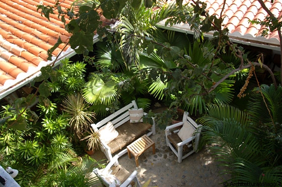 GRAN ROQUE - Posada Acuarela - dalla terrazza sul tetto vista sul patio sottostante, allestito con ricca vegetazione