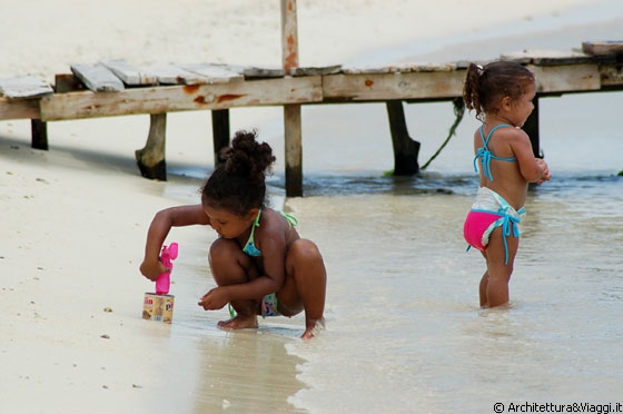 CAYO PIRATA - Bambini roquenos, figli di pescatori, giocano in riva al mare