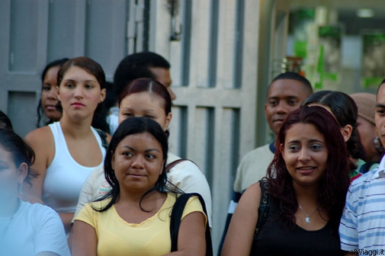 CARACAS - Blvd de Sabana Grande - venezuelani intenti a godersi lo spettacolo dei mimi