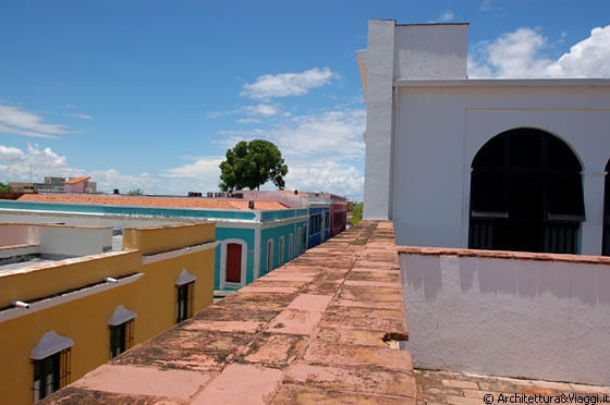 CIUDAD BOLIVAR - Dalla Casa del Congreso de Angostura vista su variopinti edifici del quartiere coloniale