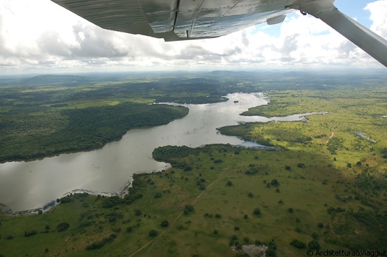 VERSO CANAIMA - Dall'aereo ultraleggero vista su questa grande distesa d'acqua che dalle mappe sembra essere l'Embalse de Guri