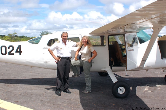 CANAIMA - Pista di atterraggio - io ed il pilota davanti all'ultraleggero: che avventura!