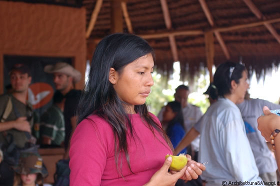 CANAIMA - Un'indigena della comunità pemon alla Tienda Canaima