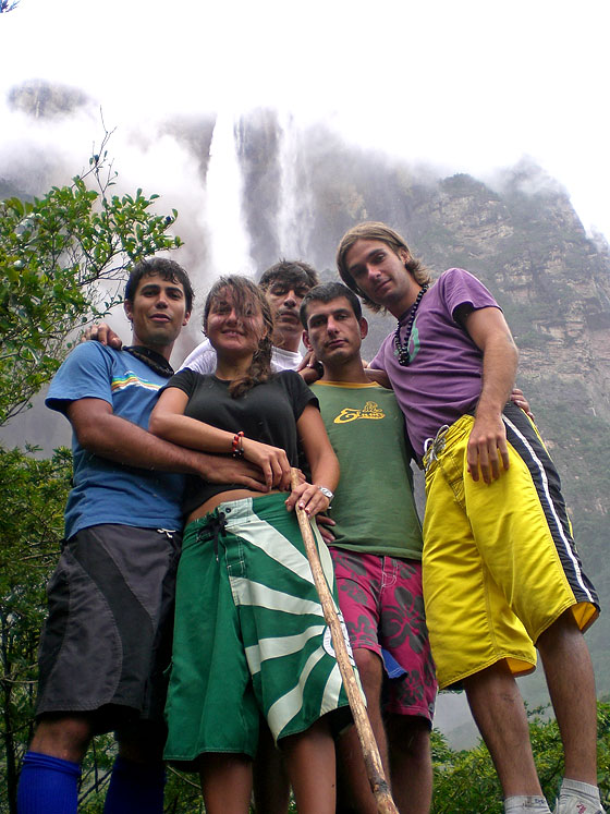 SALTO ANGEL - Il gruppo dei ragazzi di Milano in posa davanti alla cascata più alta del mondo - foto inviataci da Davide