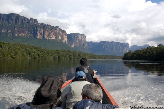 VERSO CANAIMA - Il paesaggio del parco lungo il fiume è segnato dalla presenza dei tepui