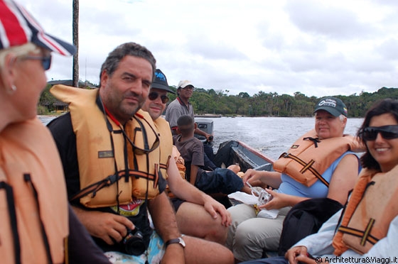 LAGUNA DI CANAIMA - Di nuovo il nostro gruppo in barca per attraversare la laguna e visitare Salto El Sapo