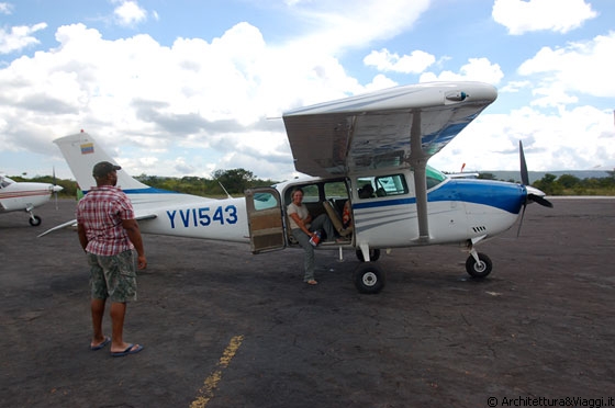 CANAIMA - La pista di atterraggio e il piccolo ultraleggero a 6 posti che ci ha riportati a Ciudad Bolivar