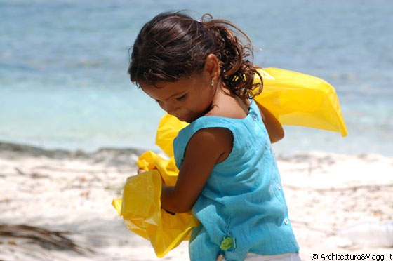 PLAYUELA - Questa bimba venezuelana, figlia della signora addetta a raccogliere i rifiuti, gioca tra la sabbia coi sacchi dei rifiuti