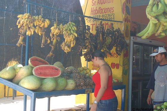 TUCACAS - Ananas, banane ed angurie dalle forme allungate in vendita presso questo banco di frutta