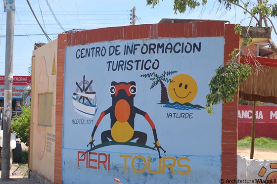 TUCACAS - Questa rana dipinta simil brasiliana annuncia un centro di informazione turistica