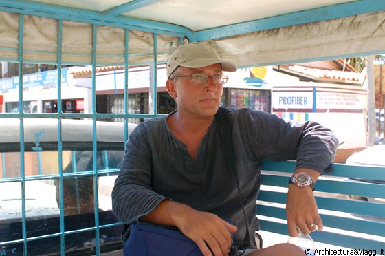 PARCO NAZIONALE MORROCOY - Tucacas - Francesco seduto su una delle camionette che fanno la spola tra la cittadina e l'imbarcadero di Cayo Punta Brava