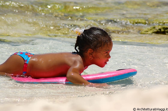 PLAYUELA - Una bimba con il suo surf qui non corre decisamente pericolo