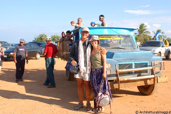 PARCO NAZIONALE MORROCOY - Cayo Punta Brava - io e Francesco in posa davanti la camionetta del simpatico autista andino che ci ha riportato a Tucacas