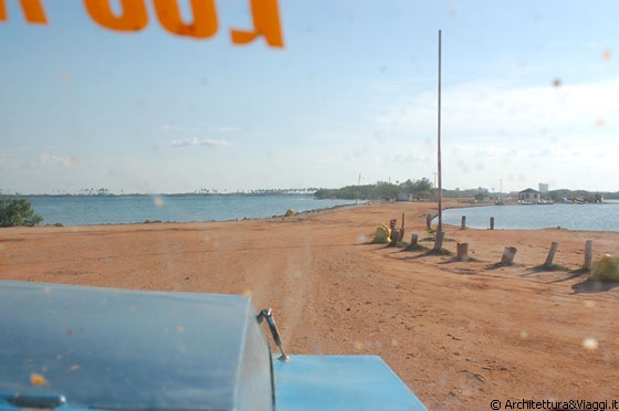PARCO NAZIONALE MORROCOY - Cayo Punta Brava - dalla camionetta osserviamo la strada di terra rossa con ai lati prima il mare e poi le lagune popolate dagli ibis rossi