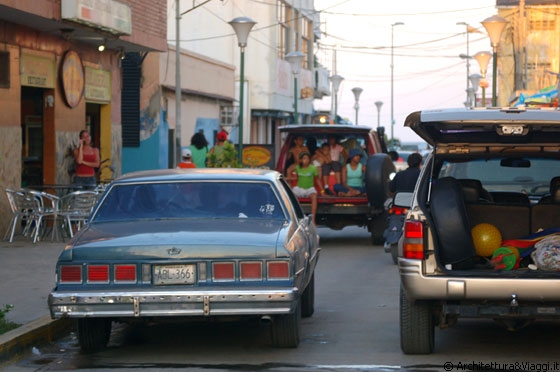 CHICHIRIVICHE  - Tutte le sere macchine di venezuelani raggiungono il lungomare e sfilano con stereo a tutto volume sulla strada della Posada Milagro e dell'Hotel Capri
