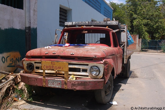 PUERTO COLOMBIA - Una camionetta decisamente sgangherata attira la nostra attenzione