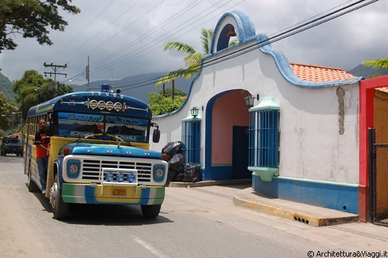 PUERTO COLOMBIA - Il bus che arriva a Choronì-Puerto Colombia: sullo sfondo si prepara un acquazzone