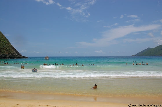 PLAYA GRANDE - Il mare è tendenzialmente mosso, ma l'acqua è limpidissima e cristallina - la sabbia non è quella bianca tipica caraibica