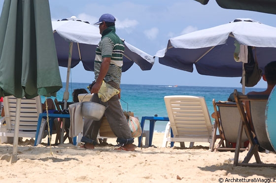 PLAYA GRANDE - Vita da spiaggia - un venditore tra gli ombrelloni