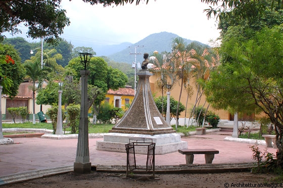 PUERTO COLOMBIA - L'ombrosa piazza del villaggio con il monumento al centro