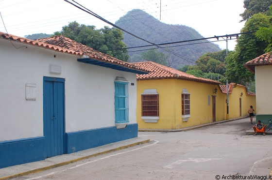 PUERTO COLOMBIA - Camminando per le vie del villaggio - edifici colorati sullo sfondo delle alture del Parco Nazionale Henri Pittier