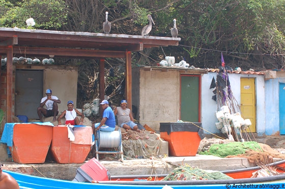 PUERTO COLOMBIA - Il porticciolo - pescatori in relax all'ombra della tettoia 