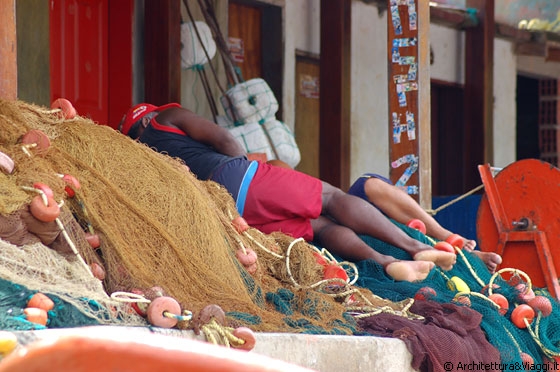 PUERTO COLOMBIA - Scene di vita quotidiana al porticciolo - pescatori in completo relax sulle reti da pesca