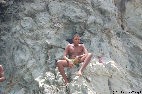 VERSO PLAYA CEPE - Giovani venezuelani si divertono a tuffarsi dalle rocce nei pressi del porticciolo di Puerto Colombia