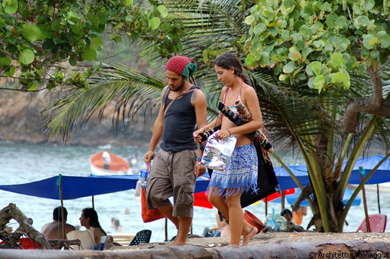 PLAYA CEPE - Fricchettoni in spiaggia - molte spiagge caraibiche del Venezuela sono frequentate da viaggiatori zaino in spalla e fricchettoni 
